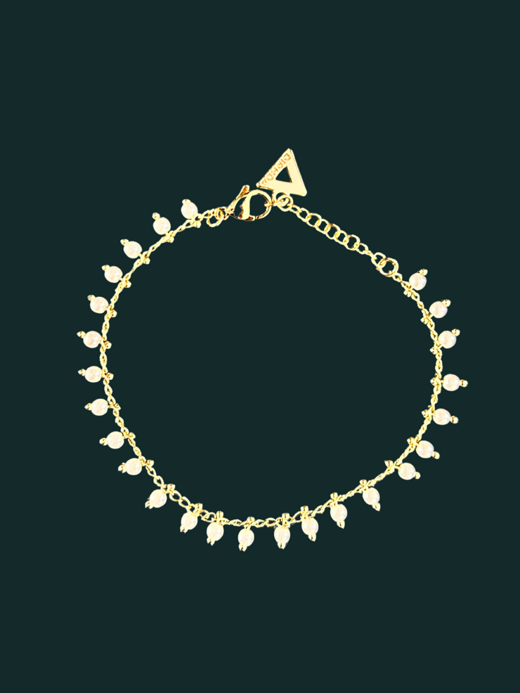 DIPHDA Mini Marie Bracelet with delicate pearls on a dainty gold chain – handmade layering bracelet for all genders.